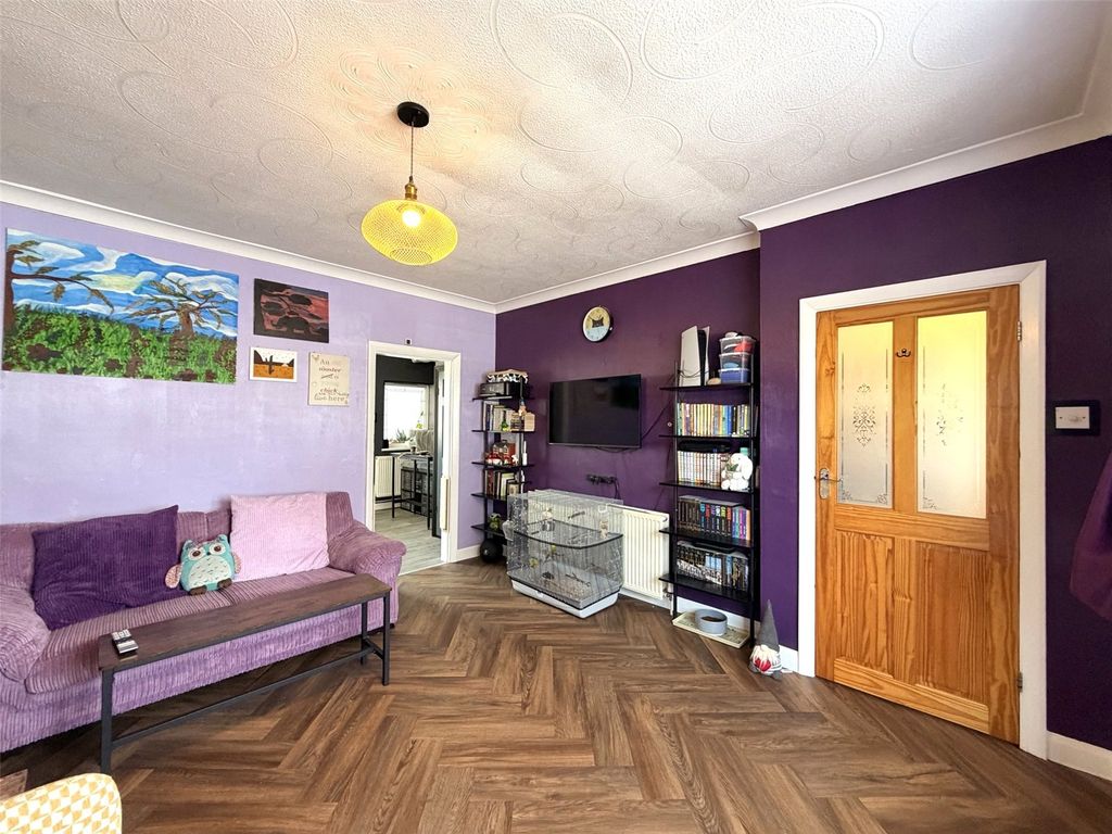 Property photo 3 of 20 Lounge