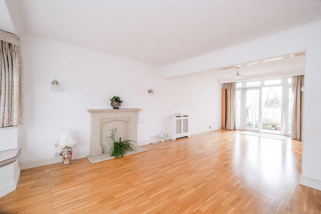 Property photo 2 of 22 64 Deynecourt Gardens-30_Web.Jpg