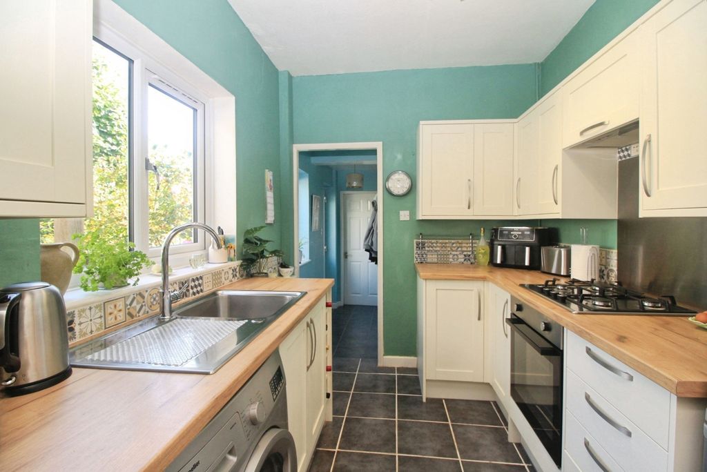 Property photo 3 of 17 Fitted Kitchen