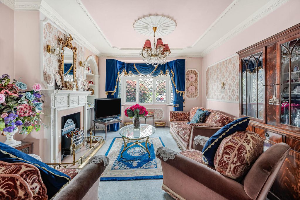 Property photo 2 of 27 Living Room