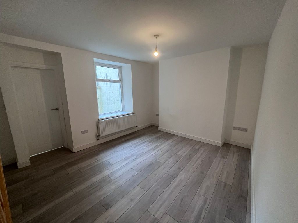Property photo 3 of 11 Dining Room