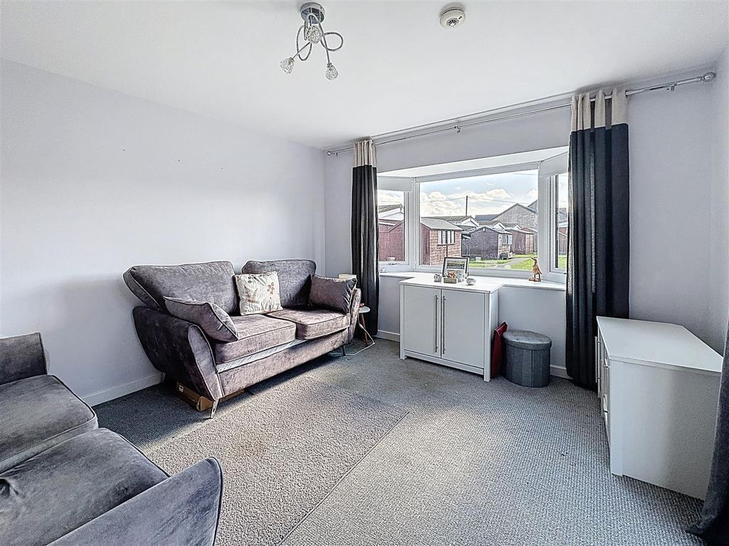 Property photo 2 of 11 Lounge