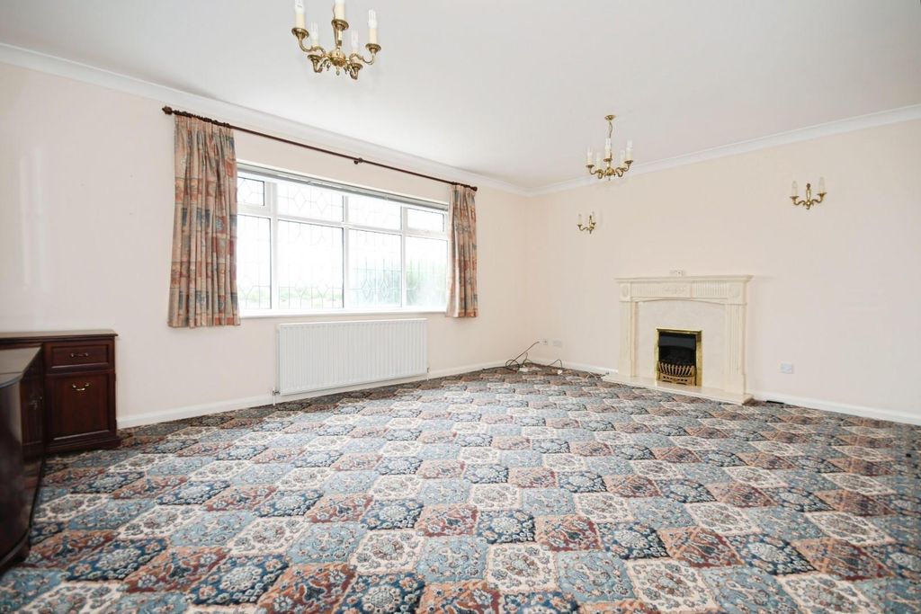 Property photo 2 of 18 Lounge 01.Jpg