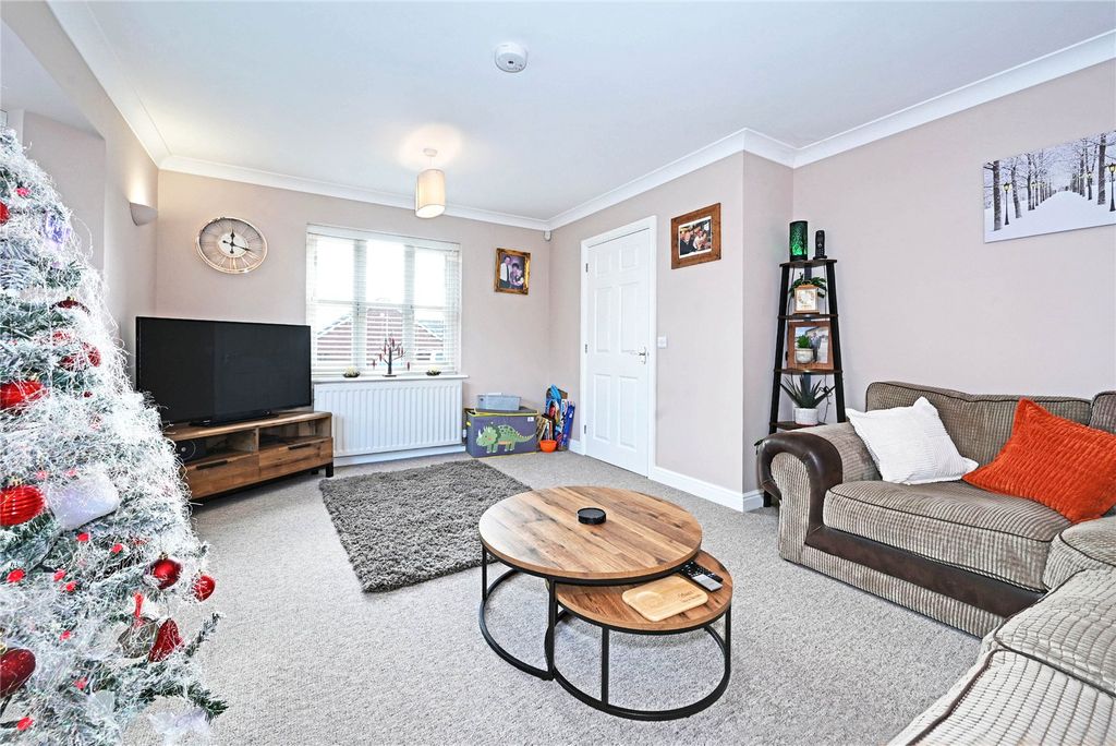 Property photo 3 of 16 Lounge