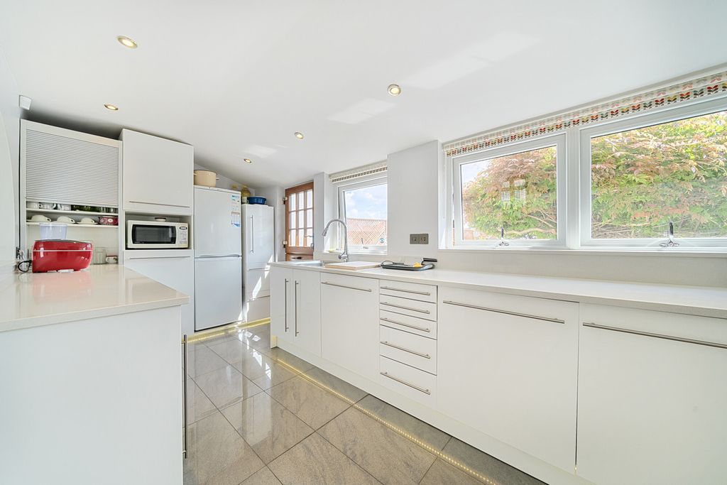 Property photo 3 of 13 1509451-32-6A858d...