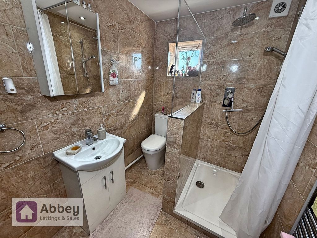 Property photo 3 of 12 Ensuite