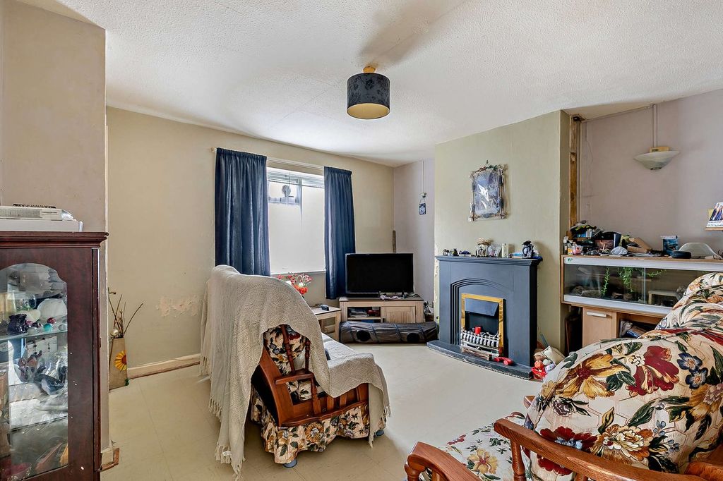 Property photo 2 of 28