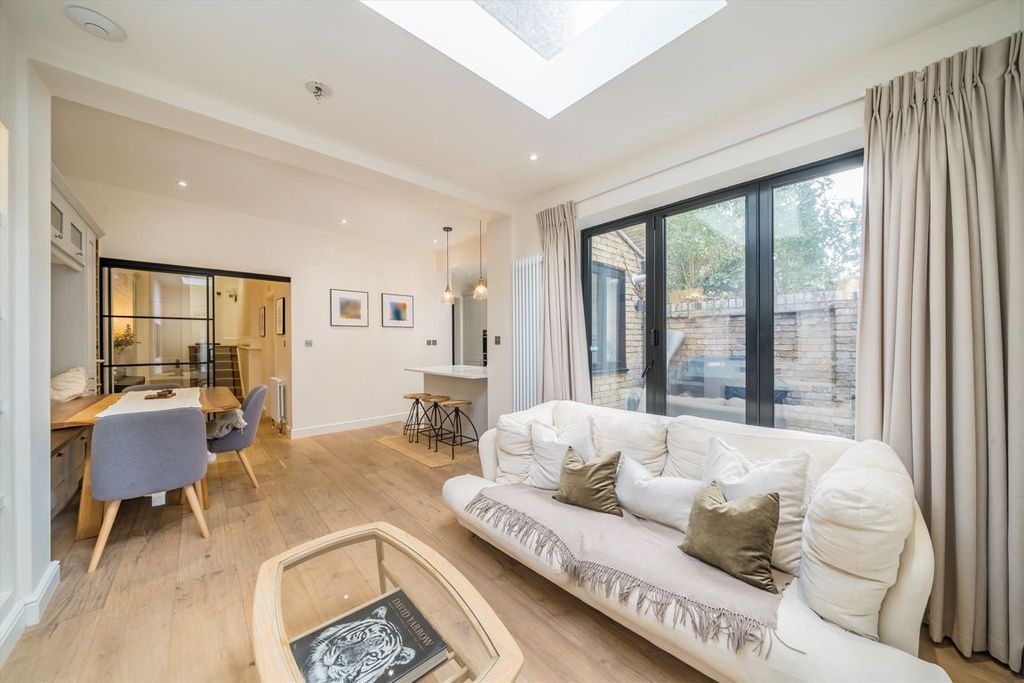 Property photo 2 of 11