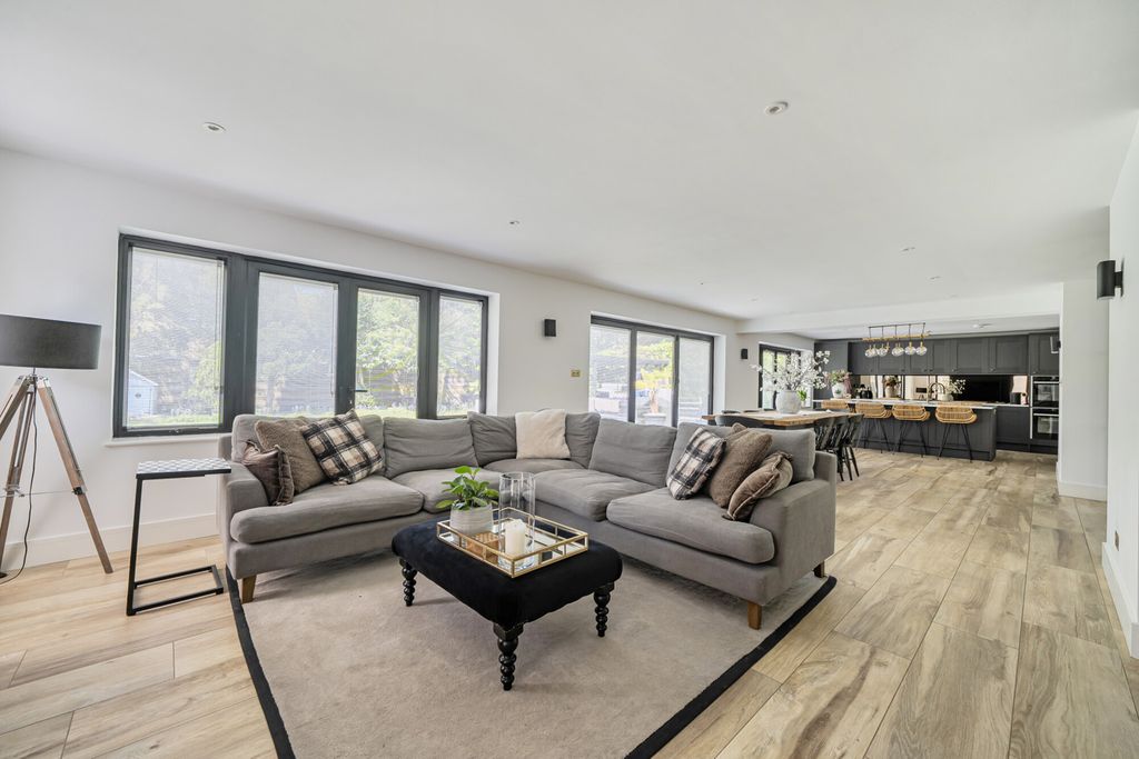 Property photo 3 of 24 1447927-3-69Ef609...