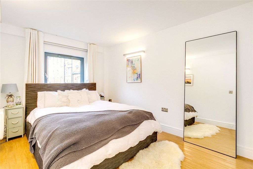 Property photo 2 of 9 Bedroom