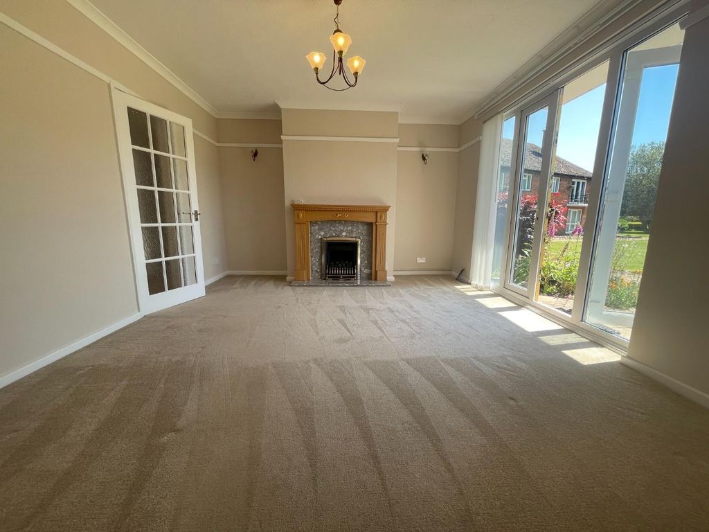 Property photo 3 of 11 Living Room