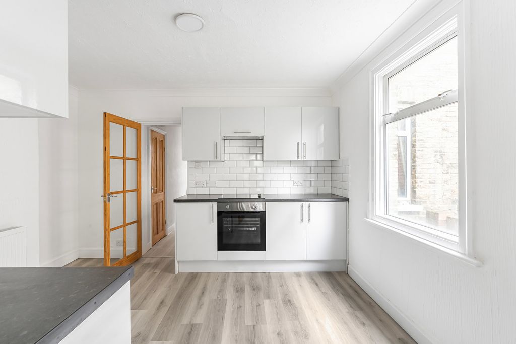 Property photo 3 of 17 Kitchen