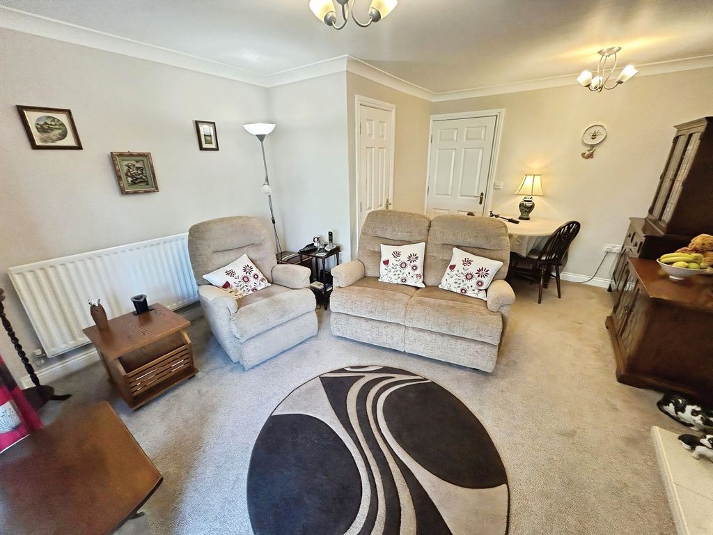 Property photo 3 of 13 Lounge