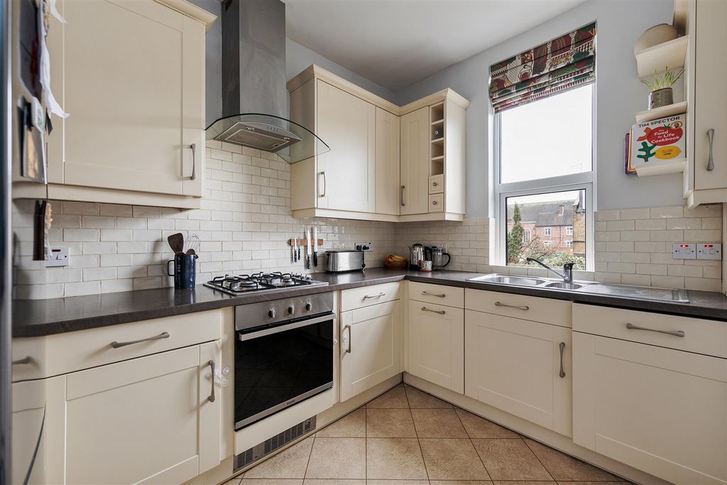 Property photo 3 of 28 Spratt Hall Road E11