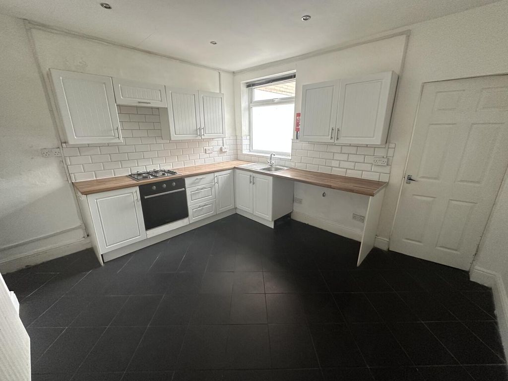 Property photo 2 of 7 Kitchen