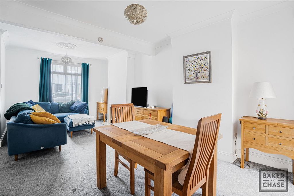 Property photo 3 of 22 Lounge