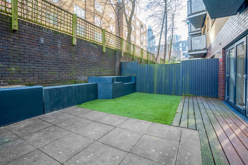 Property photo 1 of 16 13 For Sale 3 Bedroom Flat Garden Murray Grove N1
