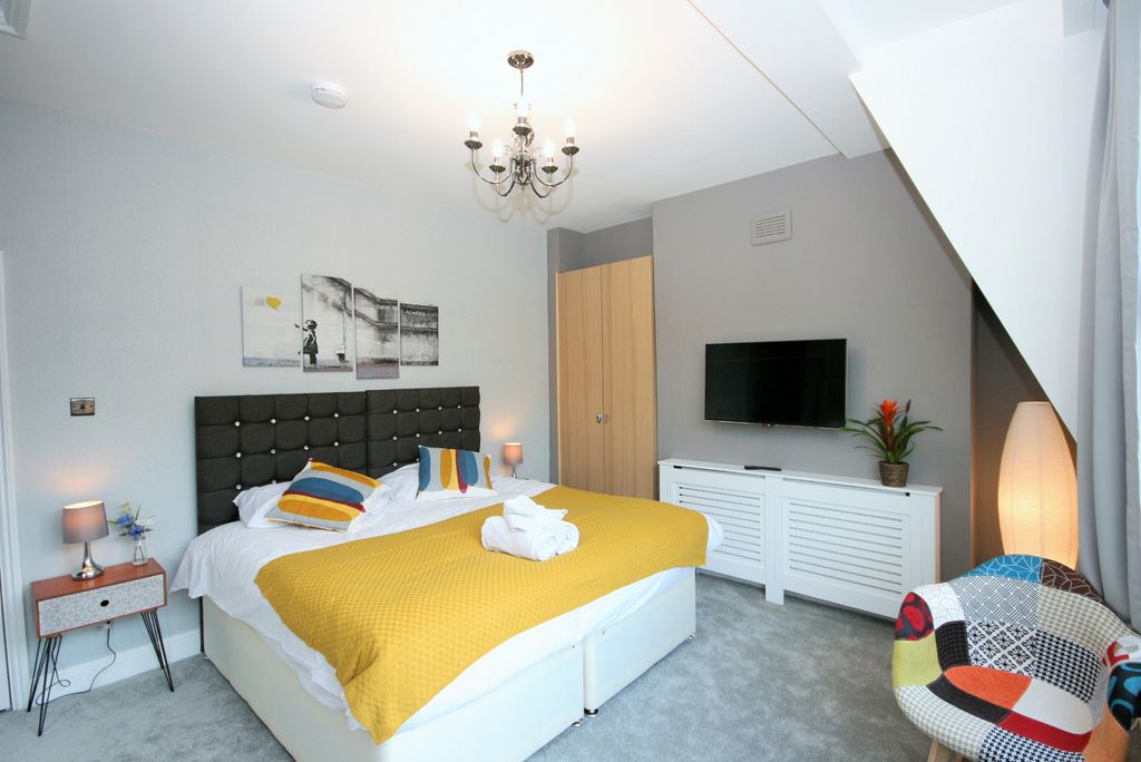 Property photo 1 of 6 1 Large En-Suite Room Available For Let In A 6 Bedroom HMO Property