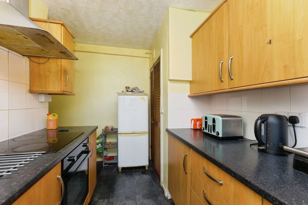 Property photo 3 of 18 Kitchen