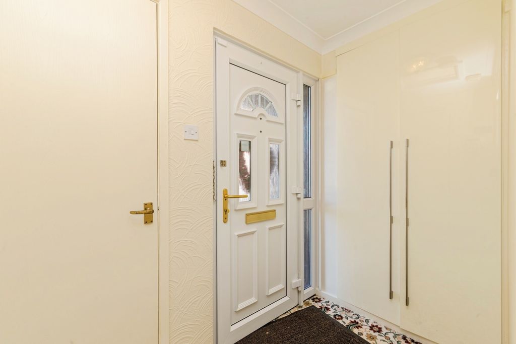 Property photo 3 of 14 Entrance Hall