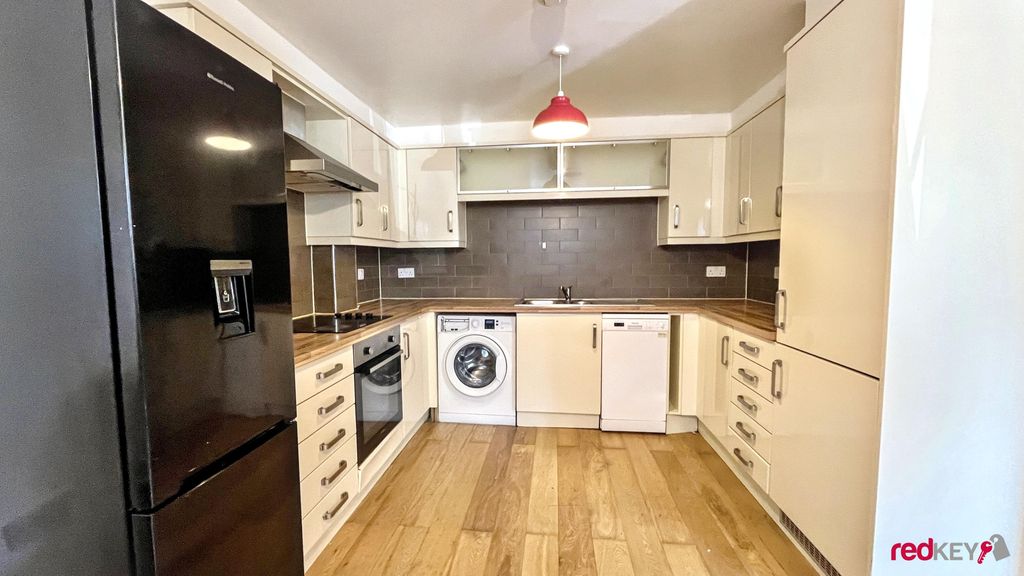 Property photo 3 of 10 Kitchen