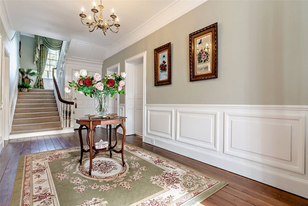 Property photo 2 of 34 Entrance Hall