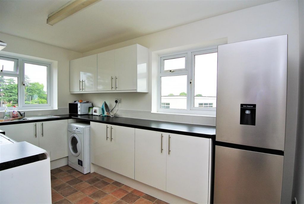 Property photo 3 of 10 Te Kitchen2.Jpg