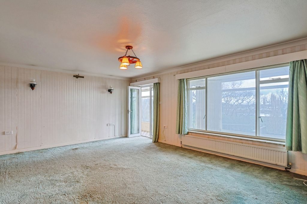 Property photo 3 of 23 Lounge