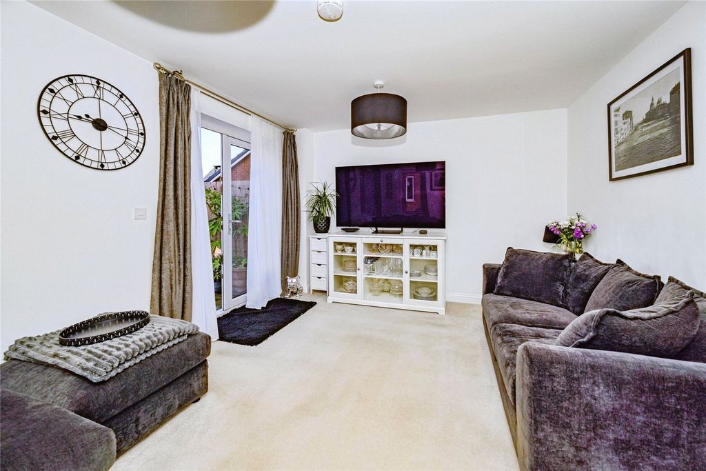 Property photo 3 of 18 Lounge