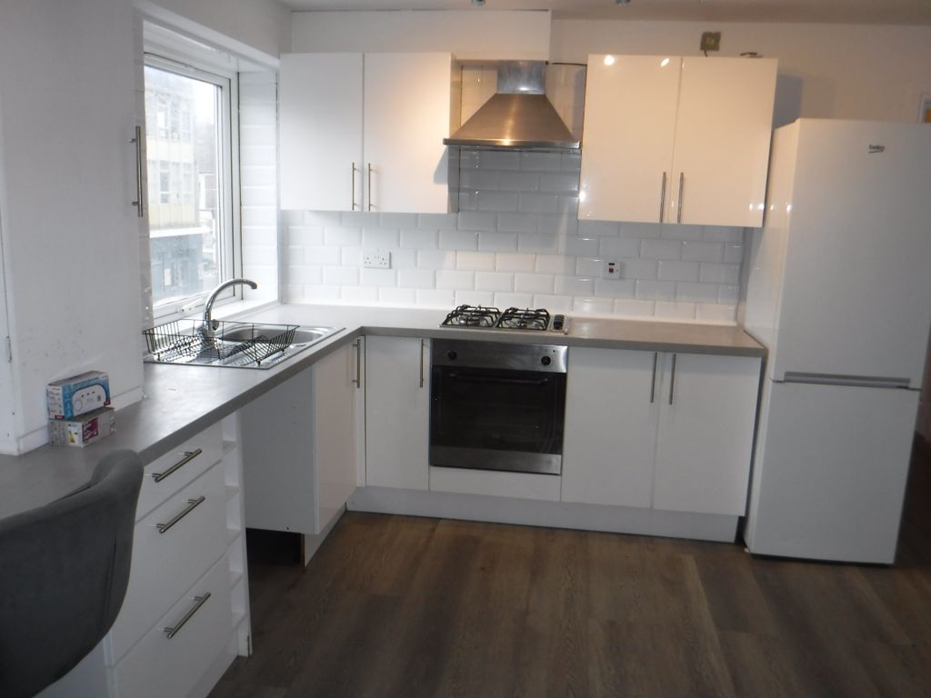 Property photo 2 of 8 Kitchen/Lounge