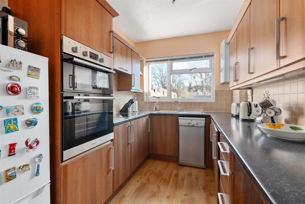 Property photo 3 of 12 Westcroft Gardens