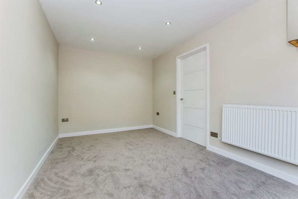 Property photo 1 of 9 Bathroom