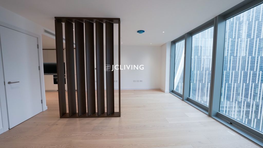 Property photo 1 of 18 Landmark Pinnacle,10 Marsh Wall,London,E14