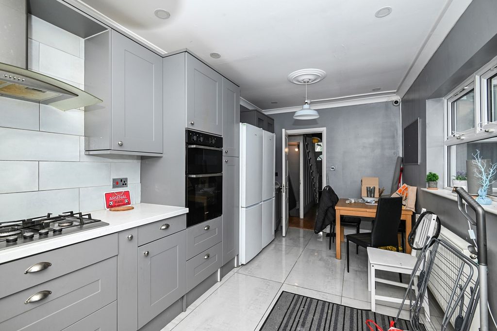 Property photo 2 of 10 Kitchen