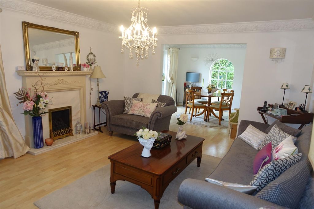 Property photo 1 of 25 Lounge