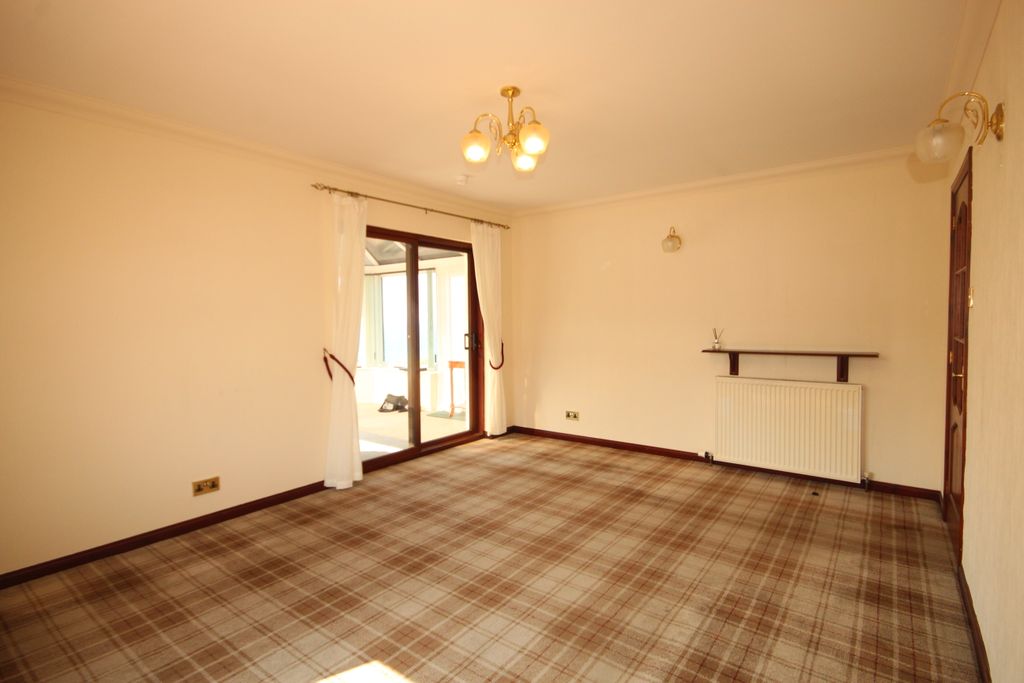 Property photo 3 of 21 Lounge 