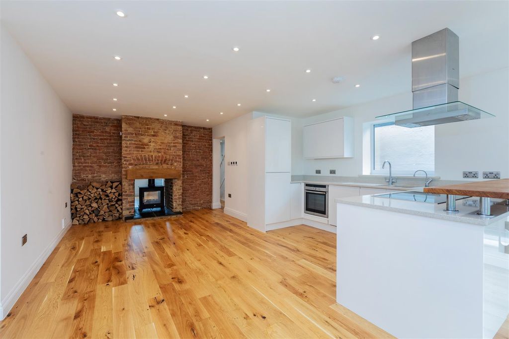 Property photo 3 of 14 11 Britwell Road-05.Jpg