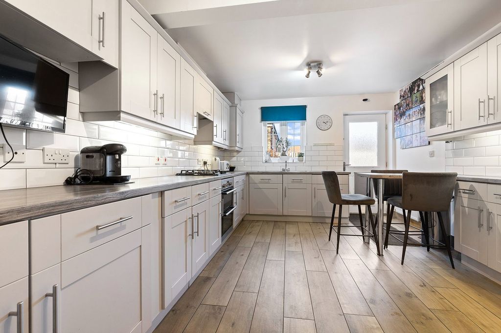 Property photo 2 of 27