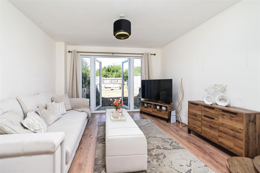 Property photo 2 of 12 Runcie Crescent