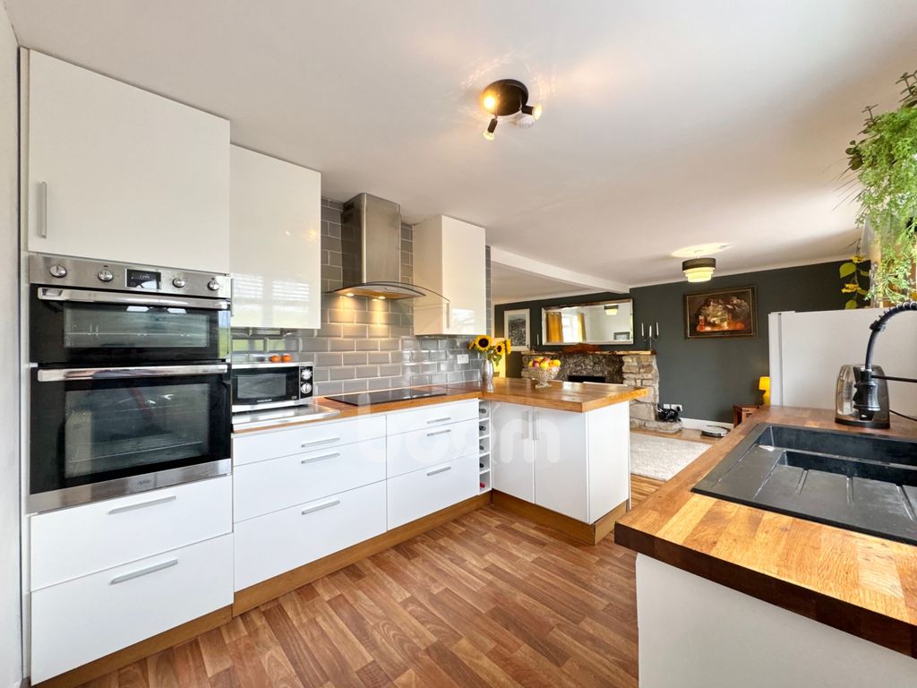 Property photo 3 of 34 Burnside Cottage, Kilwinning Kitchen