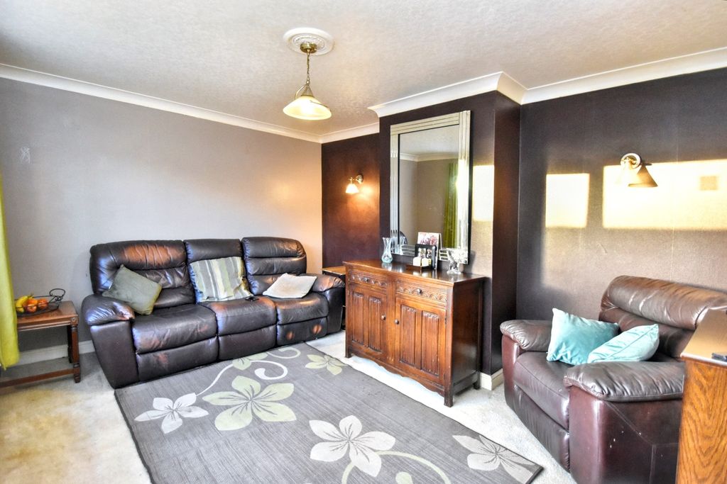 Property photo 3 of 15 Lounge