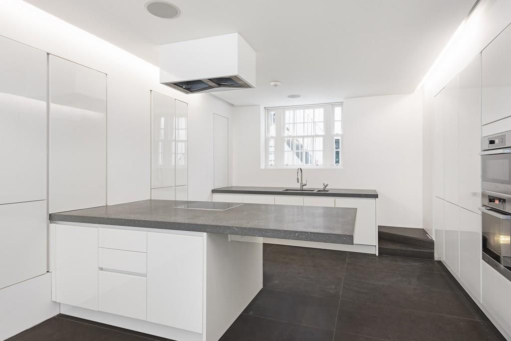 Property photo 2 of 10 Kitchen