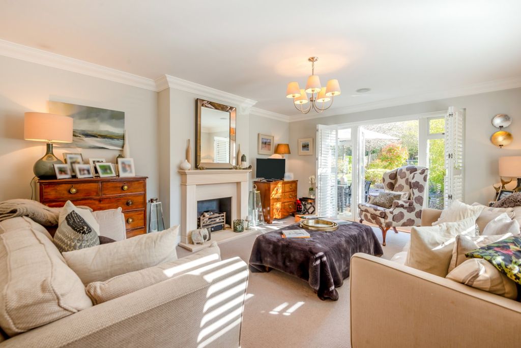 Property photo 3 of 18 Sitting Room