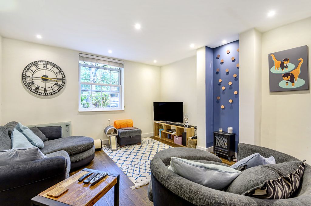 Property photo 3 of 11 Living Room