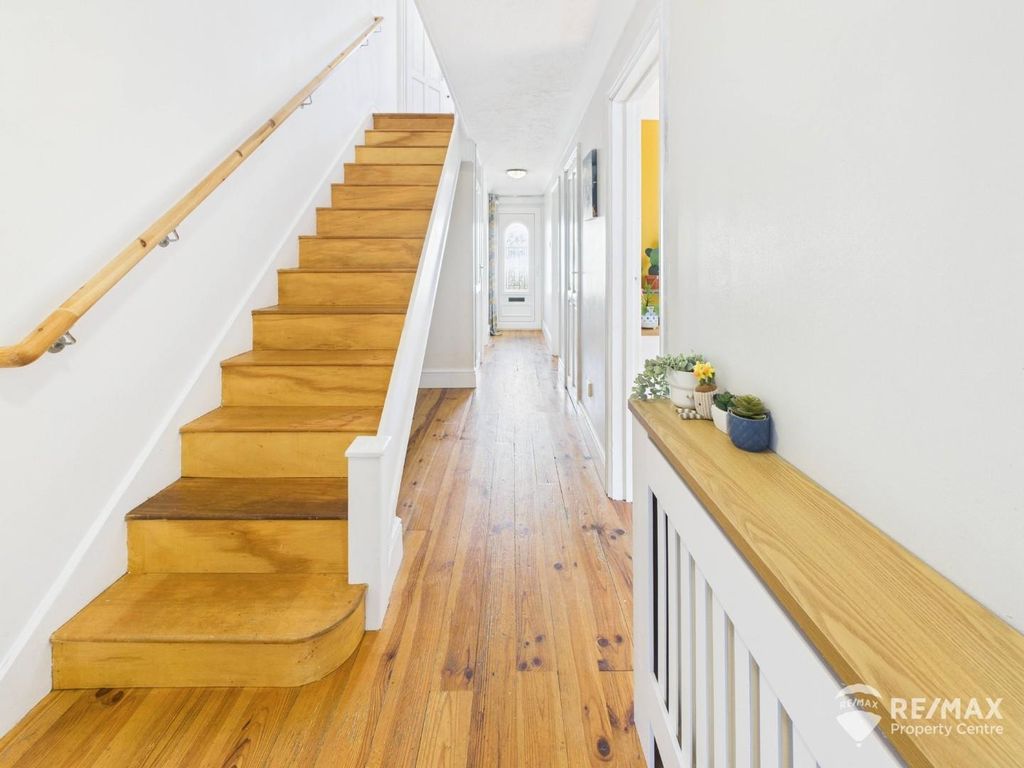 Property photo 2 of 19 Hallway.Jpg