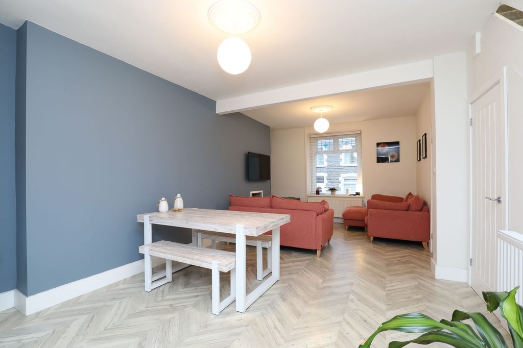 Property photo 2 of 27