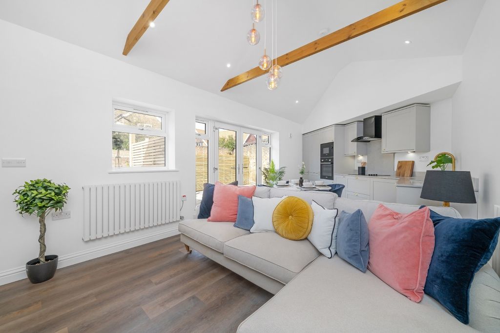 Property photo 2 of 11 4398922