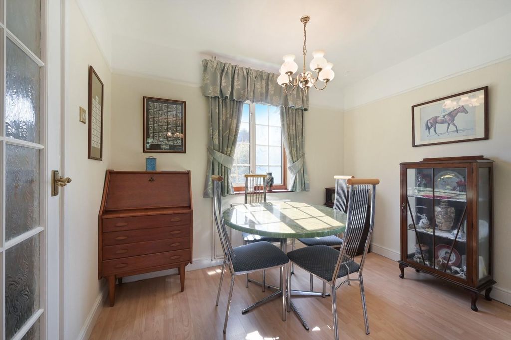 Property photo 3 of 16 Downland Close (2).Jpg