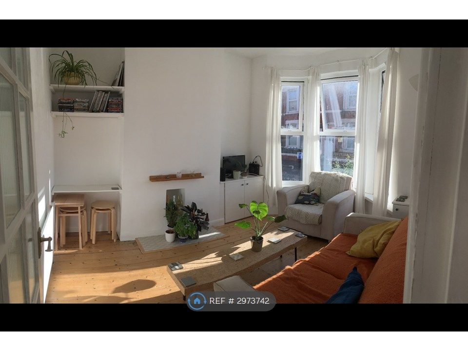 Property photo 1 of 7 Living Room