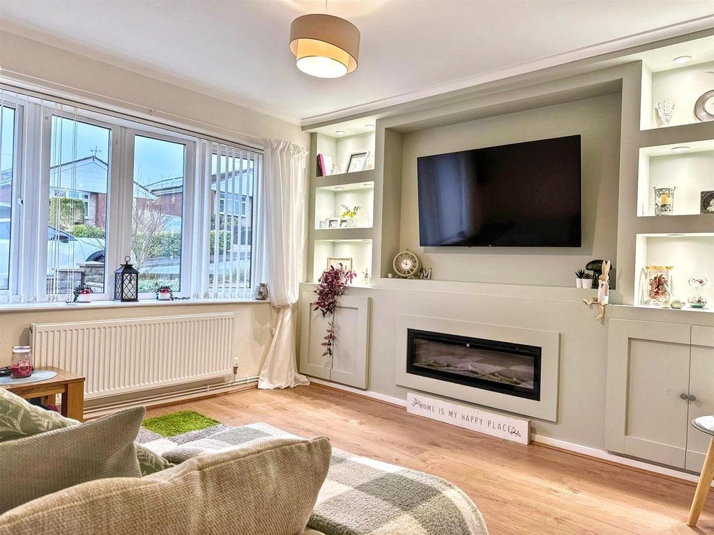 Property photo 2 of 15 Lounge